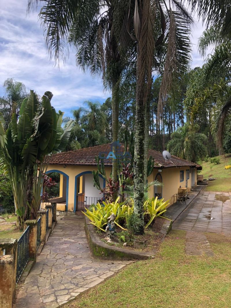 Lindo sítio rodeado de verde e vista panorâmica para o Morro do Saboó.