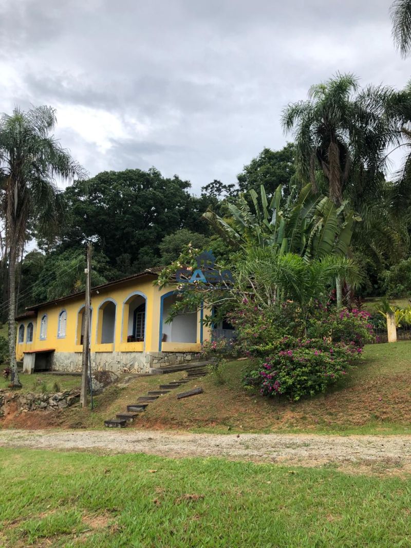 Lindo sítio rodeado de verde e vista panorâmica para o Morro do Saboó. — foto 3