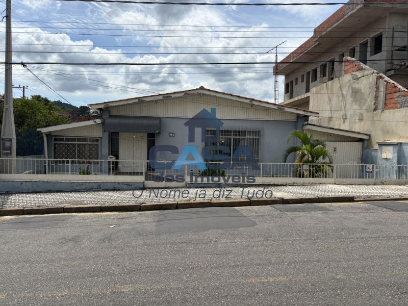 Ampla Casa Térrea na Avenida São Roque.