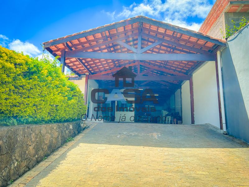 Excelente Oportunidade de Casa Térrea com Piscina e muita Área Verde Preservada.