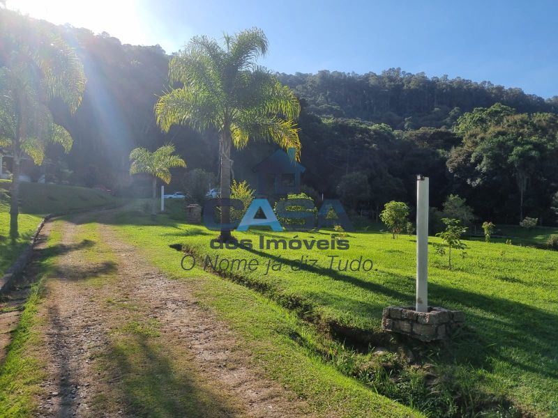 Lindo Sítio com extensa área verde e Piscina no Jardim Guaçu.